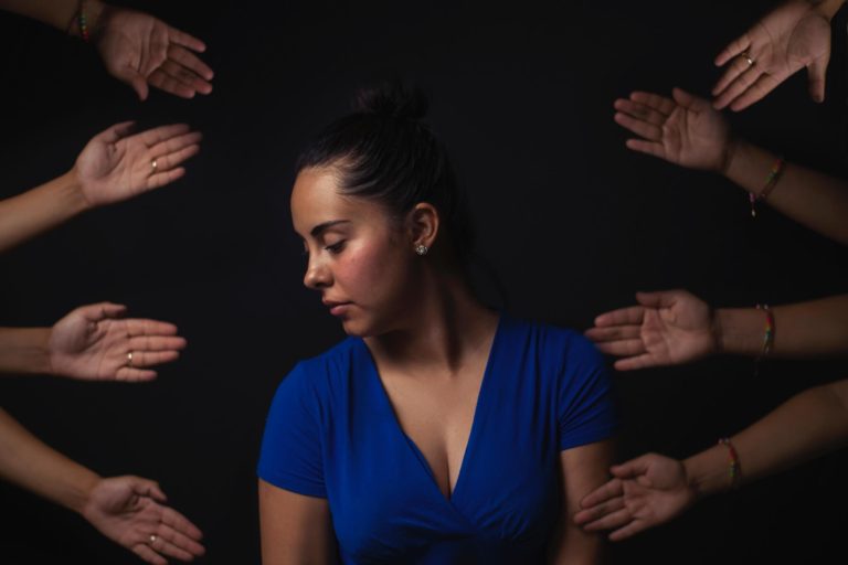 Angst om afgewezen te worden: wat is het verband met HSP?