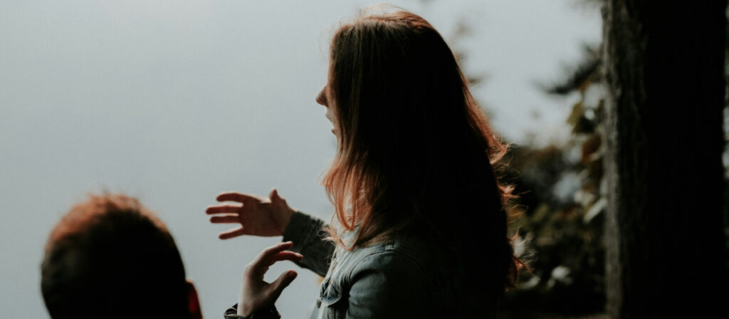 Waarom small talk ongemakkelijk voelt voor HSP