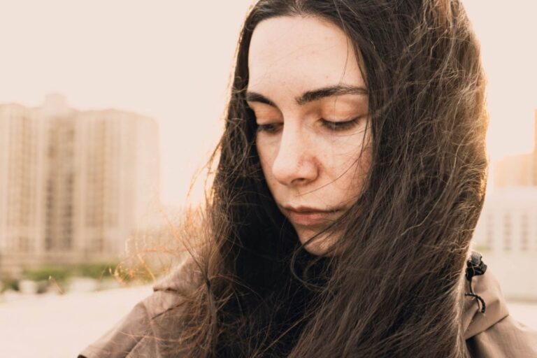 Hoe je als HSP stopt met overanalyseren (praktische aanpak)